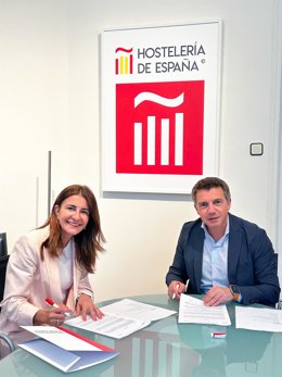 El presidente de Hostelería de España, José Almeida, y la directora de Fuerza de Ventas B2B de Repsol, Susana Baños,