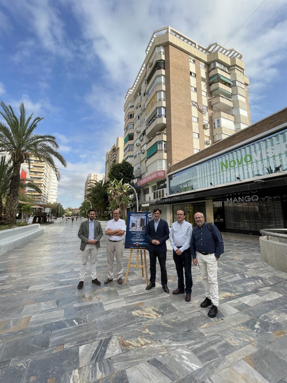 El consejero, acompañado del vicepresidente de la comunidad de propietarios de los edificios Simago, Ramón Megías; el arquitecto de la obra José Bernal; el gerente de la constructora, Cecilio Almagro; y el secretario general José Francisco Lajara