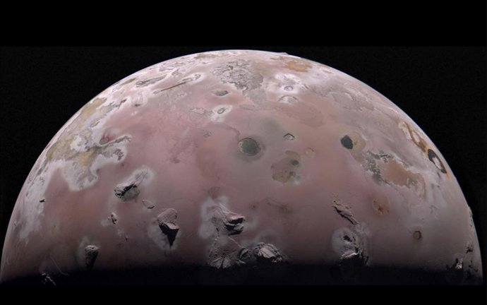 Imagen de la luna Io tomada por la cámara JunoCam