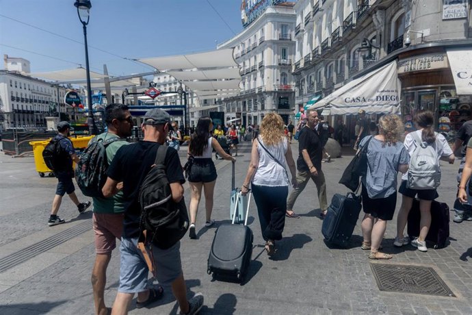 Turistas con maletas, a 1 de julio de 2025, en Madrid (España).