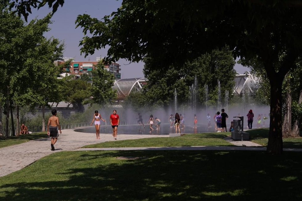 Archivo - Puesta en marcha de la "chorros" de la playa urbana de Madrid Río.