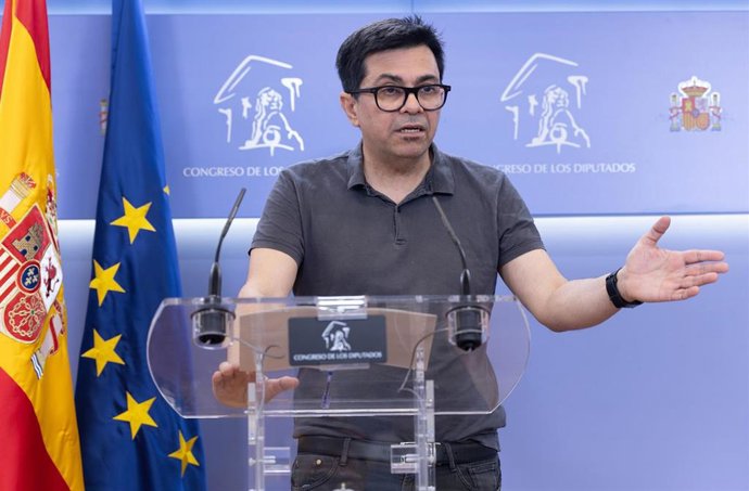 El secretario cuarto de la Mesa del Congreso y diputado de Podemos, Gerardo Pisarello, durante una rueda de prensa, en el Congreso de los Diputados, a 22 de julio de 2025, en Madrid (España).