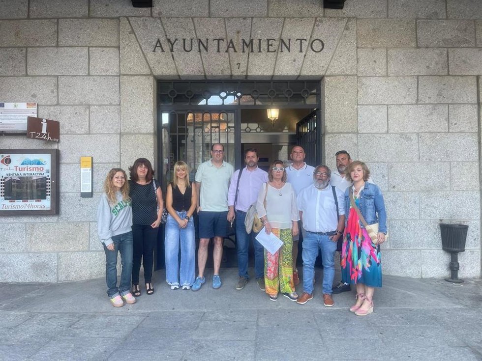Los diez concejales que han presentado la moción de censura contra el alcalde de Béjar.