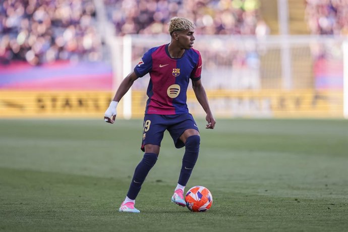 Archivo - Lamine Yamal, do FC Barcelona, controla a bola durante a partida de futebol do Campeonato Espanhol, La Liga EA Sports, disputada entre o FC Barcelona e o Villarreal CF no Estadi Olimpic Lluis Companys em 18 de maio de 2025 em Barcelona, Espanha.