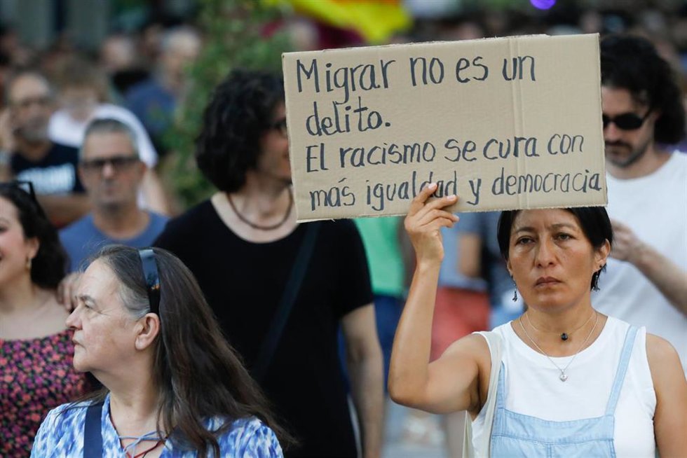Varias personas durante una concentración antirracista, a 21 de julio de 2025, en Murcia, Región de Murcia (España).