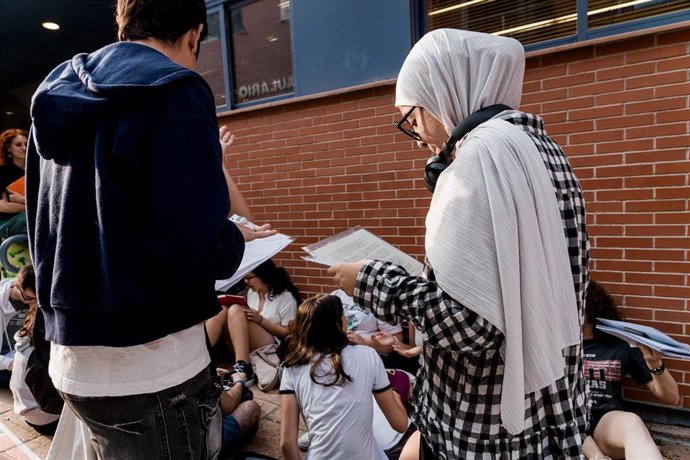 Archivo - Alumnos repasan apuntes 