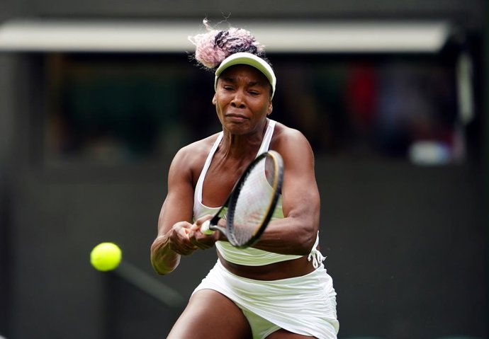 Archivo - 03 July 2023, United Kingdom, London: US tennis player Venus Williams in action against Ukrainian Elina Svitolina during their women's singles match on day one of the 2023 Wimbledon Tennis tournament at the All England Lawn Tennis and Croquet Cl