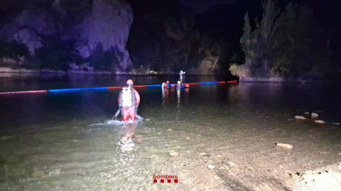 Uns bombers al riu Segre durant la recerca