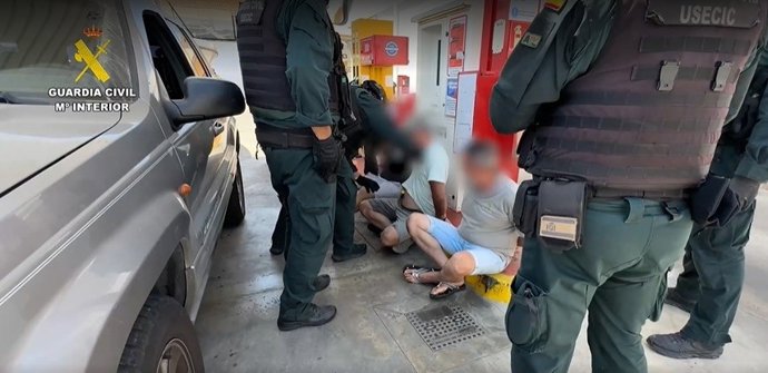 Agentes de la Guardia Civil con los detenidos de la organización que operaba con una narcogasolinera flotante.