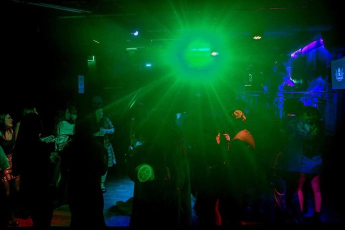 Archivo - Varias personas en la pista de una discoteca 