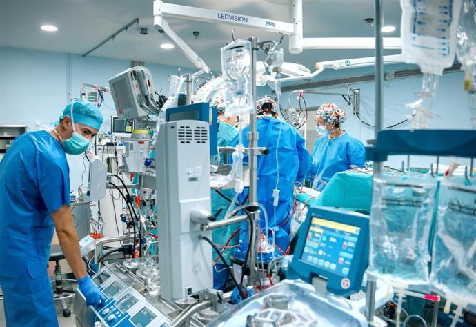 Profesionales del Virgen del Rocío en una operación de trasplante.