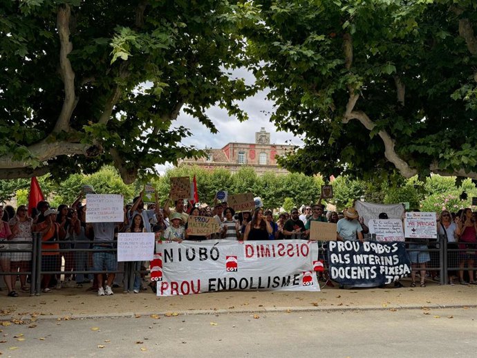 Unos 200 docentes se concentran ante el Parlament para pedir la dimisión de la consellera de Educación y FP de la Generalitat, Esther Niubó, por las adjudicaciones.