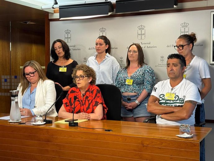 La diputada del PP de Asturias y portavoz de Educación, Gloria García, acompañada por familias de la  Asociación por los derechos de personas con Autismo (ADPA).
