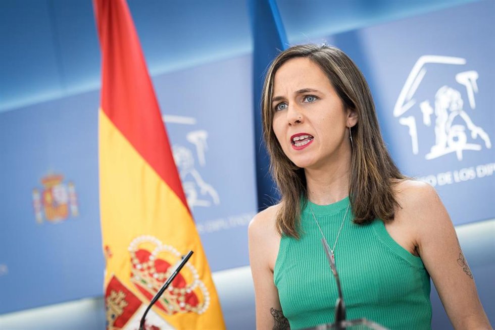 La secretaria general de Podemos, Ione Belarra,, durante una rueda de prensa en el Congreso de los Diputados, a 8 de julio de 2025, en Madrid (España).