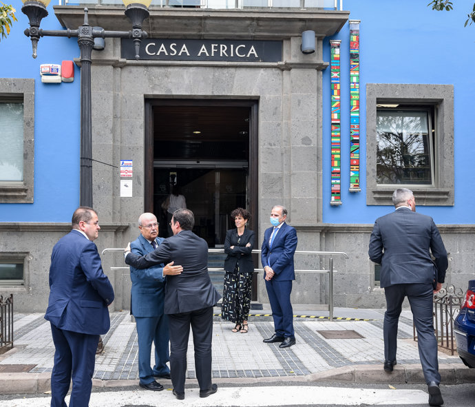 El director general de Casa África, José Segura (2i) y el ministro de Asuntos Exteriores, Unión Europea y Cooperación, José Manuel Albares (3i), a su llegada a un almuerzo ofrecido a los embajadores de países africanos acreditados en España, en Casa 