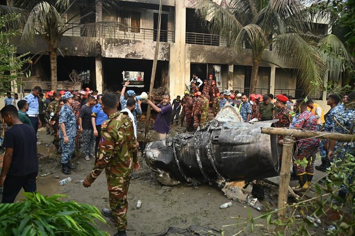 21 July 2025, Bangladesh, Dhaka: Members of the Bangladesh Army and Fire Service begin rescue operations after a Bangladesh Air Force plane crashed into a Milestone College building. Photo: Habibur Rahman/ZUMA Press Wire/dpa