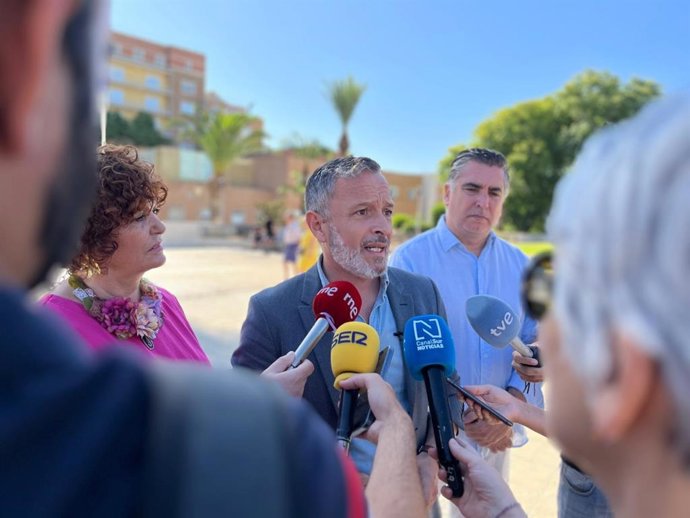 El portavoz adjunto del PSOE-A en el Parlamento andaluz, Rafael Recio, atiende a los medios en Sevilla, ante el Hospital Virgen del Rocío.