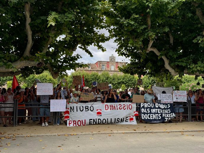 Cerca de 200 professores se reúnem em frente ao Parlamento para exigir a renúncia da Ministra da Educação e Treinamento Vocacional da Catalunha, Esther Niubó, por causa dos julgamentos.
