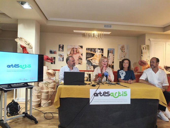 De izquierda a derecha, el presidente de Foacal, Félix Sanz; la consejera de Industria, Comercio y Empleo, Leticia García; y Pablo Merino y Mayaya Cebrián, de la sombrerería Pablo y Mayaya durante la presentación de Artesartis.