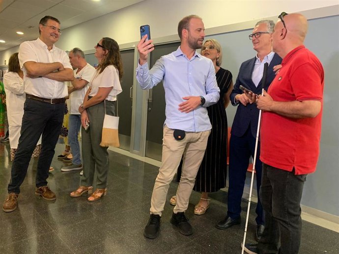 El consejero de Salud ha presentado el proyecto Navilens en el centro de salud Floridablanca de Murcia donde se desarrolla de forma experimental.