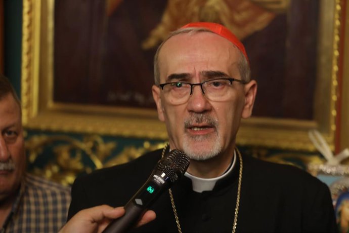 El patriarca latino de Jerusalén, el cardenal Pierbattista Pizzaballa, durante una visita a la Iglesia de la Sagrada Familia de la ciudad de Gaza, la única iglesia católica de la Franja, después de un ataque de Israel contra el edificio (archivo)