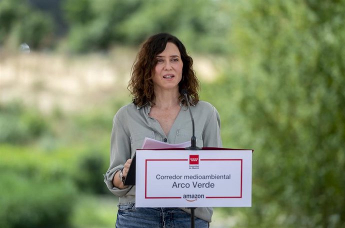 La presidenta de la Comunidad de Madrid, Isabel Díaz Ayuso, durante una visita a la nueva pasarela sobre el río Henares y al corredor medioambiental Arco Verde, a 22 de julio de 2025, en Mejorada del Campo, Madrid (España). L
