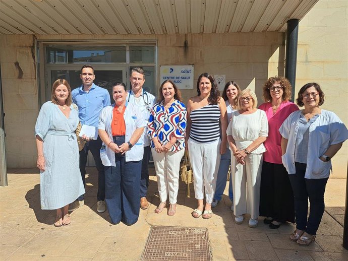 La consellera de Salud, Manuela García, en el centro de salud de Campos con motivo del inicio de la segunda fase del programa piloto para detectar el cáncer de cérvix.