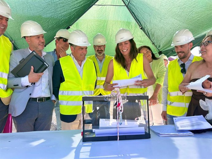 Loles López (centro) participa en el acto de inicio de las obras de ampliación de la residencia de mayores San Juan de Dios en Montilla.