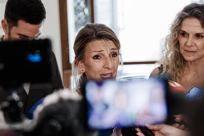 La vicepresidenta segunda y ministra de Trabajo y Economía Social, Yolanda Díaz (2i), atiende a los medios de comunicación  a su llegada al Encuentro de cooperativas energéticas, en el Ateneo de Madrid, a 17 de julio de 2025, en Madrid (España). El acto r