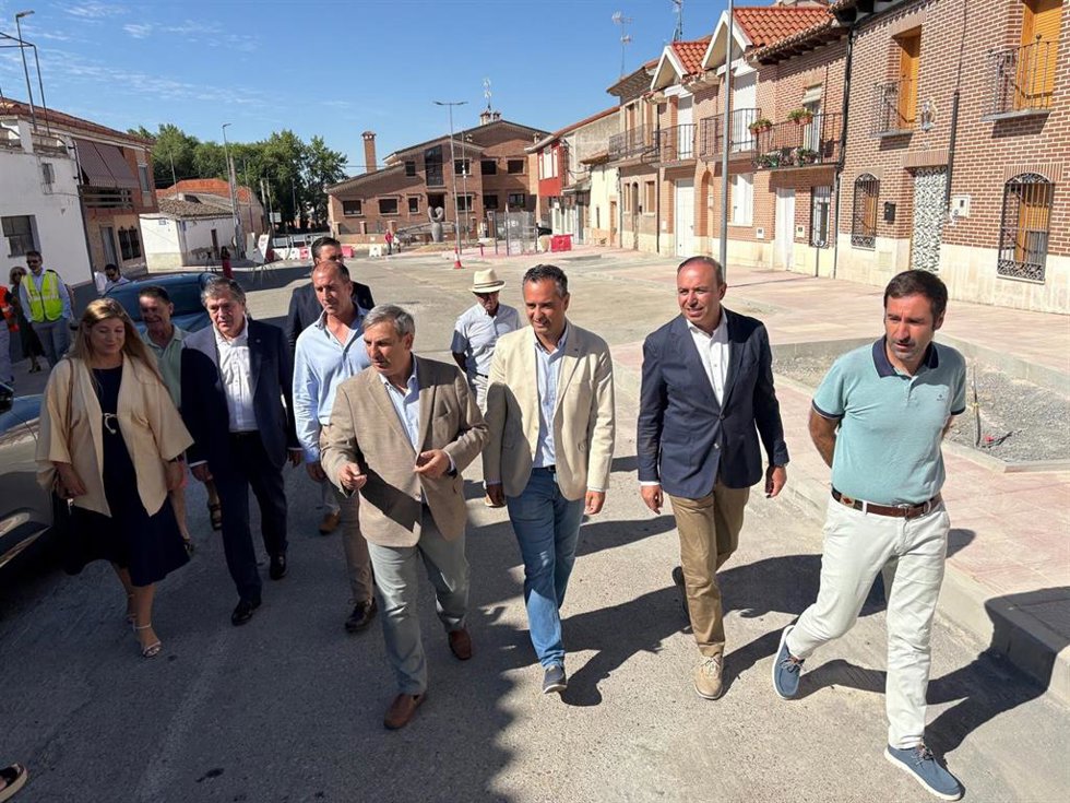 El consejero de Movilidad y Transformación Digital, José Luis Sanz Merino, visita las obras de humanización de la travesía de Serrada (Valladolid).