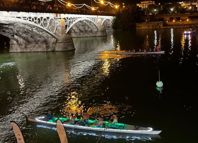 Regata iluminada con luces LED frente al Puente de Isabel II.