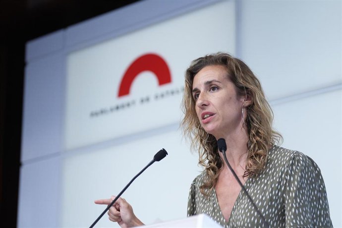 La portavoz de la CUP en el Parlament de Catalunya, Laia Estrada, durante una rueda de prensa, en el Parlament de Catalunya, a 22 de julio de 2025, en Barcelona, Catalunya (España).