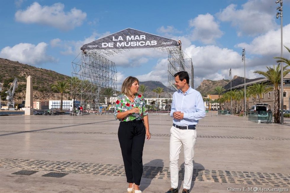 La alcaldesa Noelia Arroyo y el director de Repsol Antonio Mestre en el recinto que se está instalando en el puerto de Cartagena