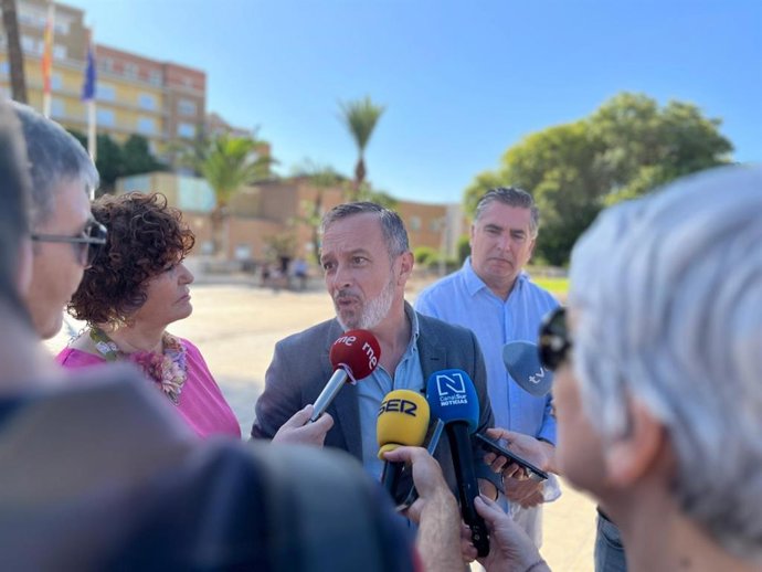 El portavoz adjunto del PSOE-A en el Parlamento andaluz, Rafael Recio, atiende a los medios ante el Hospital Virgen del Rocío de Sevilla.