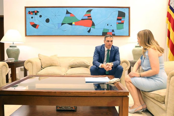 Archivo - El presidente del Gobierno, Pedro Sánchez, se reúne por primera vez con la presidenta del Govern, Marga Prohens, en Consolat de Mar, a 30 de julio de 2024, en Palma 