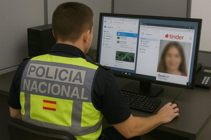Un agente investiga en webs de contactos delitos de sextorsión