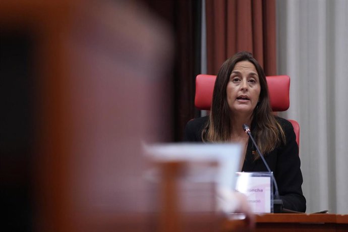 La consellera de Educación y FP de la Generalitat, Esther Niubó, interviene en la comisión de Educación del Parlament