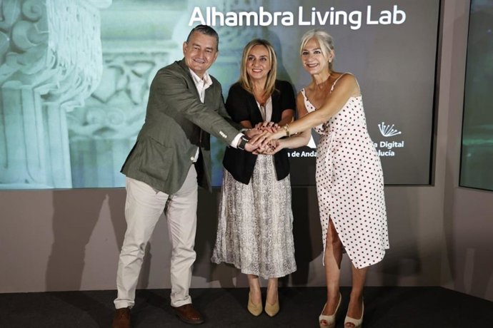 El consejero de Presidencia, Antonio Sanz, la consejera de Cultura, Patricia del Pozo, y la alcaldesa de Granada, Marifrán Carazo, en la presentación del Gemelo Digital de la Alhambra.
