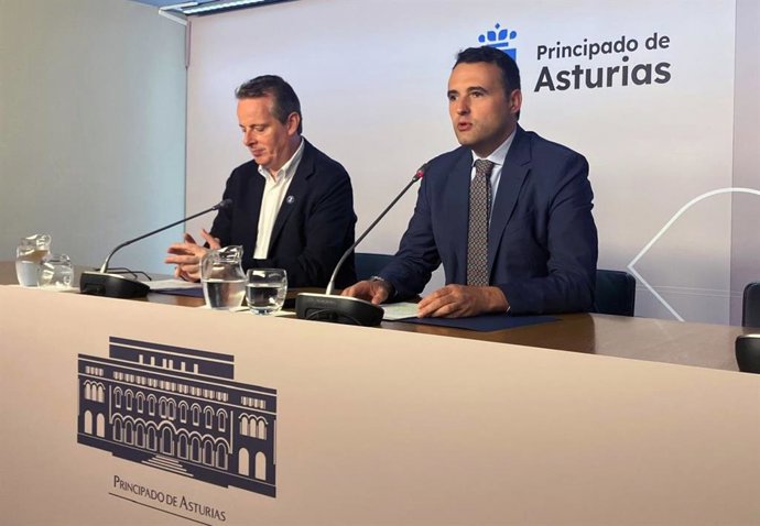 Los consejeros de Medio REural, Marcelino Marcos y de Hacienda, Guillermo Peláez, en rueda de prensa tras el consejo de Gobierno.