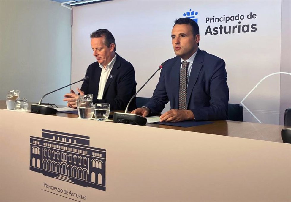 Los consejeros de Medio REural, Marcelino Marcos y de Hacienda, Guillermo Peláez, en rueda de prensa tras el consejo de Gobierno.