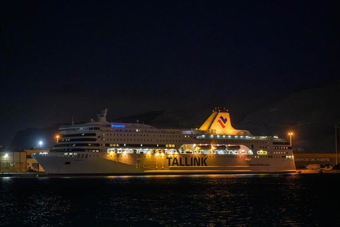 El buque 'Romantika' durante una de sus escalas nocturnas.