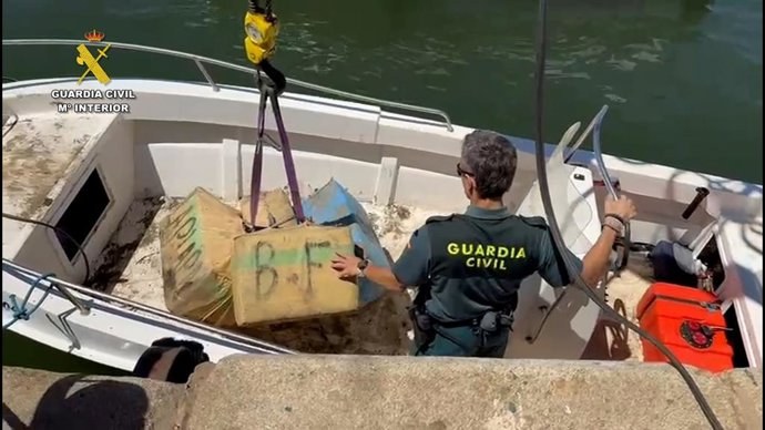 Embarcación intervenida por la Guardia Civil en Palos de la Frontera (Huelva) con 800 kilos de hachís.