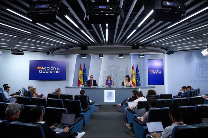 Imagen del ministro de la Presidencia, Félix Bolaños, la ministra de Educación, Pilar Alegría, y la ministra de Igualdad, Ana Redondo, durante la rueda de prensa tras el Consejo de Ministros.