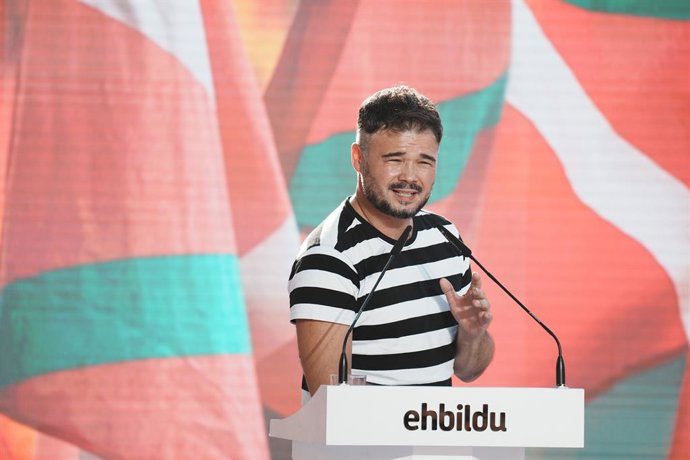 Archivo - El candidato al Congreso de ERC, Gabriel Rufián, durante un acto político de EH Bildu y ERC, a 10 de julio de 2023, en Durango, Vizcaya, Bilbao, País Vasco (España). ERC y EH Bildu se presentan en coalición en las listas al Senado en las próxima