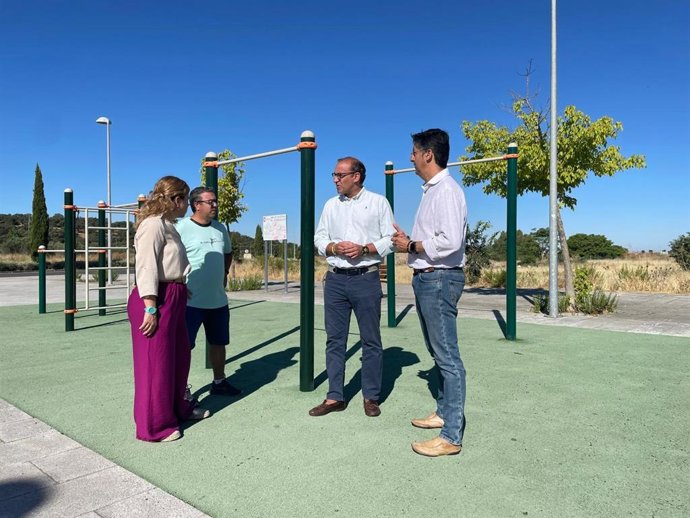 El alcalde de Cáceres, Rafael Mateos,visita la barriada de El Junquillo