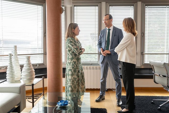 Reunión entre la presidenta de FADE, María Calvo, y el director del área de empresas de Caja Rural de Asturias, Miguel Ángel Traverso.