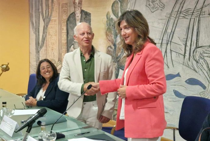 La rectora de la Universidad de León, Nuria González y el presidente del Patronato de la Fundación Reserva de la Biosfera Alto Bernesga, Antonio García, durante la firma del convenio.