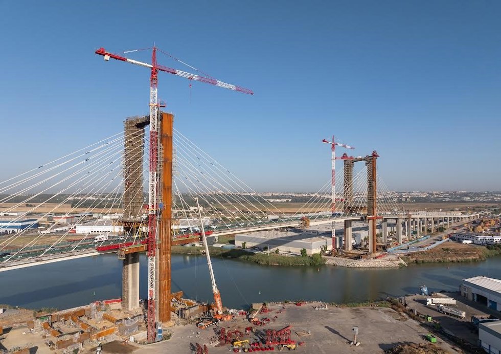Vista área de los trabajos de sustitución de los tirantes del Puente del Centenario.