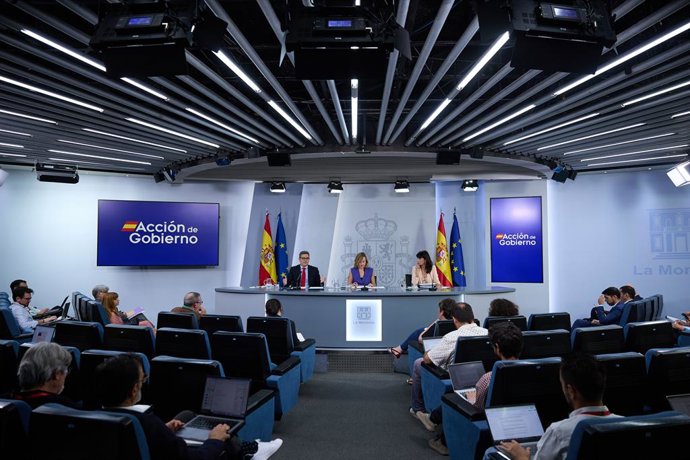 O Ministro da Presidência, Félix Bolaños, a Ministra da Educação, Pilar Alegría, e a Ministra da Igualdade, Ana Redondo, durante uma coletiva de imprensa após o Conselho de Ministros, no Palácio Moncloa, em 22 de julho de 2025, em Madri (Espanha).