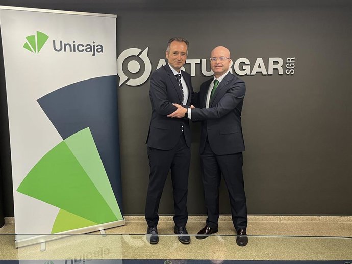 El presidente de Asturgar David González, y por el director de Banca de Empresas Norte de Unicaja, José Marcos Fernández.